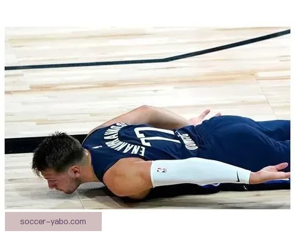 波神被保罗里德顶到腰部返回更衣室 本场比赛能否出战成疑