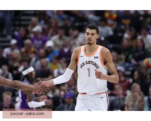 以文班亚马率马刺豪取六连胜单场二十六分十四板四助五帽空接暴扣 以文班亚马率马刺豪取六连胜单场二十六分十四板四助五帽空接暴扣